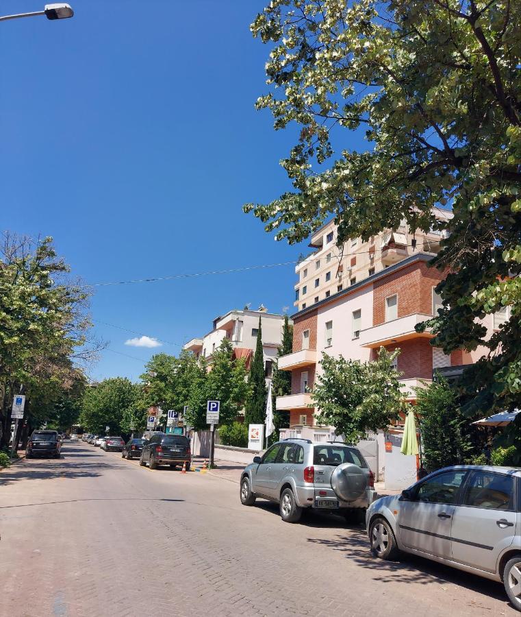 Spacious Family-Friendly Apartment In The Heart Of Bllok Тирана Екстер'єр фото